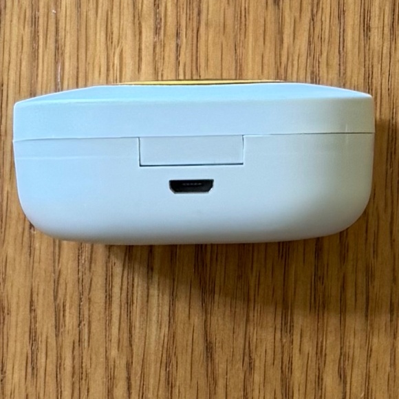 Game Day Outfitters "IOWA" Wireless Earbuds - Picture 6 of 8